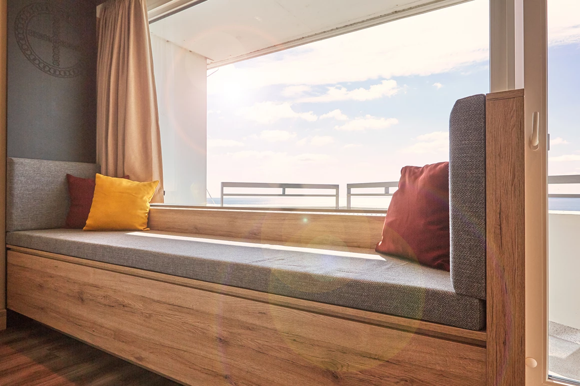 Urlaub-mit-Hund: Panoramabank aus dem Superior-Zimmer - Ostseehotel Midgard