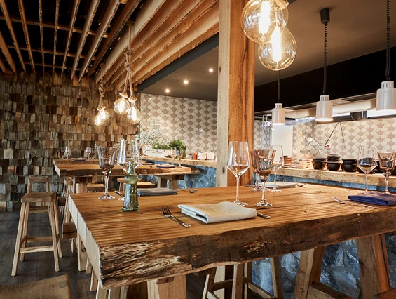 Urlaub-mit-Hund: Sitzplätze und die Showküche des Restaurant Isfjord - Ostseehotel Midgard