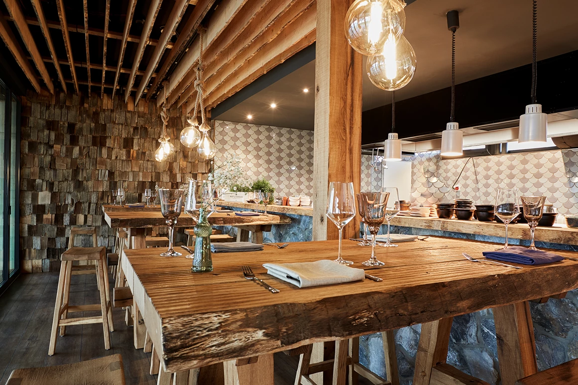 Urlaub-mit-Hund: Sitzplätze und die Showküche des Restaurant Isfjord - Ostseehotel Midgard