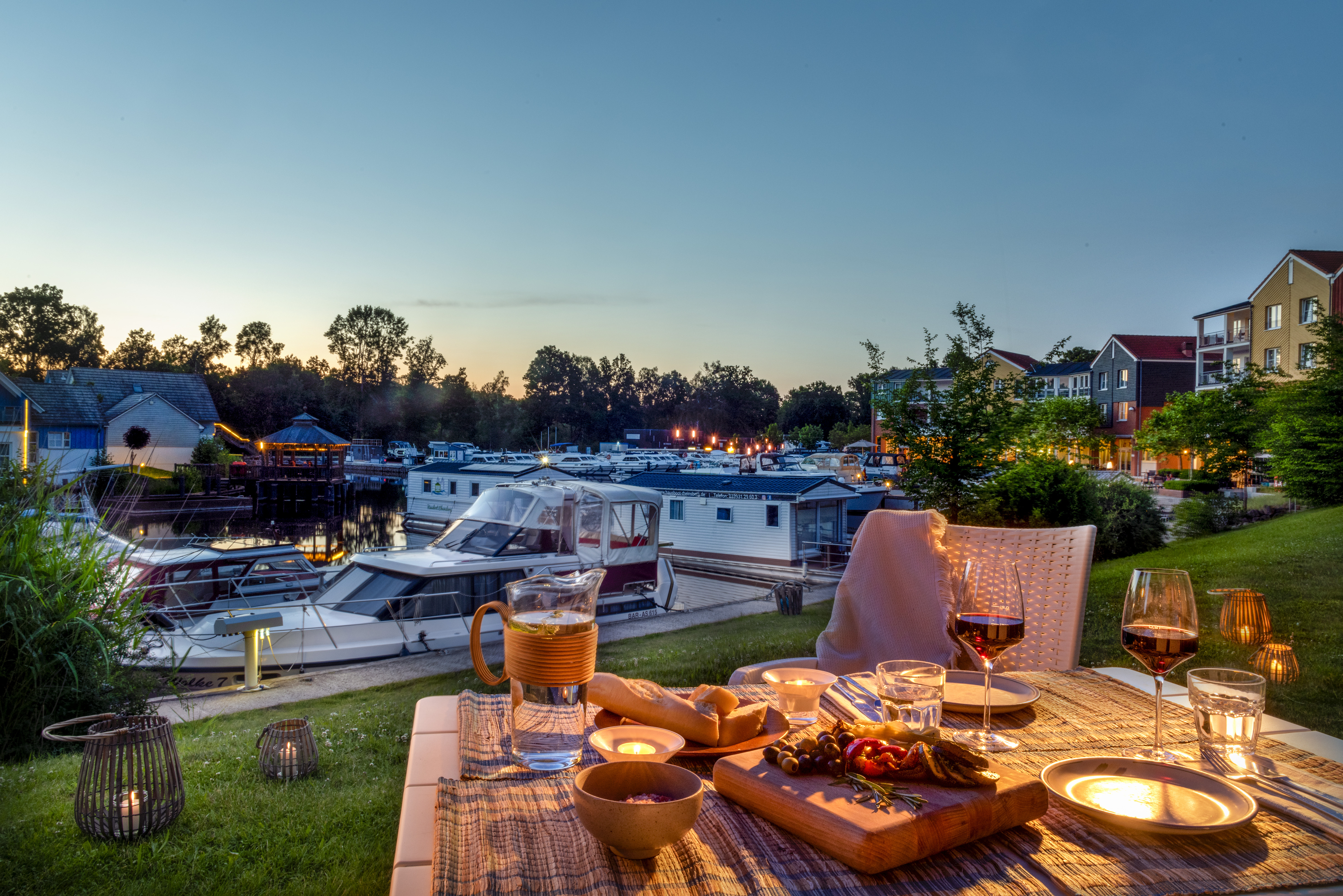 Urlaub-mit-Hund: Sunday Resort Marina Wolfsbruch - Essen | Trinken, Haus | Umgebung