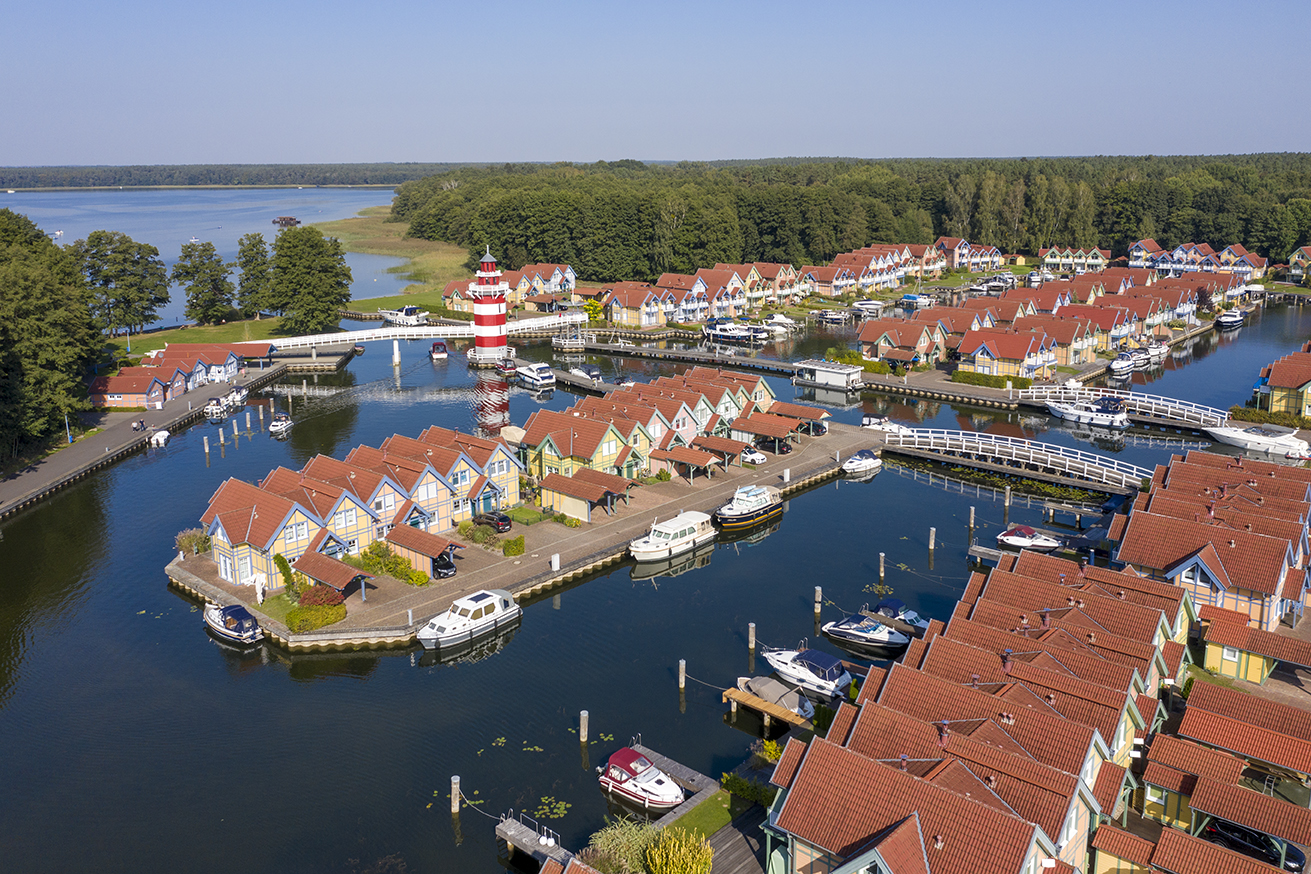 Urlaub-mit-Hund: Hafendorf - Sunday Resort Rheinsberg - Haus | Umgebung