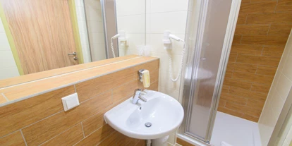 Hundehotel - Tauplitz - Badezimmer eines Zimmers im JUFA Hotel Almtal*** - JUFA Hotel Grünau im Almtal***