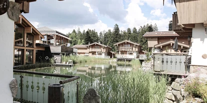 Hundehotel - Bad Leonfelden - INNs HOLZ Chaletdorf mit INNs HOLZ See im Sommer - INNs HOLZ Chaletdorf