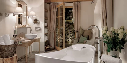 Hundehotel - Bad Leonfelden - INNs HOLZ Chalet Bad mit Lifestyle-Badewanne und Private Spa - INNs HOLZ Chaletdorf