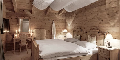 Hundehotel - Bad Leonfelden - INNs HOLZ Chalet Schlafzimmer mit Zirbenholzbett, Flatscreen TV, begehbarem Schrank samt Safe und Balkon - INNs HOLZ Chaletdorf