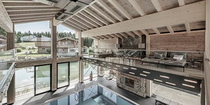 Hundehotel - Bad Leonfelden - INNs HOLZ Chaletdorf Waldblick-Panoramalounge mit Blick auf Indoorpool, INNs HOLZ See und Chaletdorf im Sommer - INNs HOLZ Chaletdorf