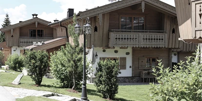 Hundehotel - Bad Leonfelden - INNs HOLZ Chaletdorf Garten im Sommer - INNs HOLZ Chaletdorf