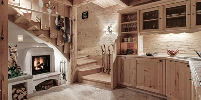 Hundehotel - Bad Leonfelden - INNs HOLZ Chalet Küche mit Blick auf den Kamin - INNs HOLZ Chaletdorf