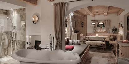 Hundehotel - Bad Leonfelden - INNs HOLZ Chalet Private Spa mit Lifestyle-Badewanne samt Blick auf den Kamin und den Chalet-Wohnraum - INNs HOLZ Chaletdorf