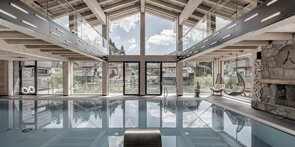 Hundehotel - Bad Leonfelden - INNs HOLZ Chaletdorf Indoorpool mit Kamin und Blick aufs INNs HOLZ See und Chalets - INNs HOLZ Chaletdorf