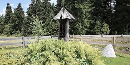 Hundehotel - Bad Leonfelden - INNs HOLZ Chaletdorf Kapelle im Sommer - INNs HOLZ Chaletdorf