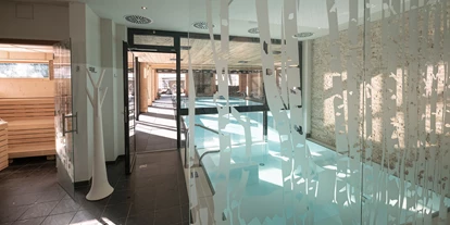 Hundehotel - Bad Leonfelden - INNs HOLZ Chaletdorf Indoorpool mit Blick in die Seesauna - INNs HOLZ Chaletdorf