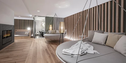 Hundehotel - Bad Leonfelden - INNs HOLZ Chaletdorf Ruheraum mit Schaukelbetten im Wellnessbereich des angrenzenden INNs HOLZ Natur- & Vitalhotels****s  - INNs HOLZ Chaletdorf