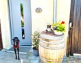 Urlaub-mit-Hund: Eingang zum Ferienhaus. - Maifelder Wellness-Loft mit Naturpanorama und 70 Inklusiv-Leistungen