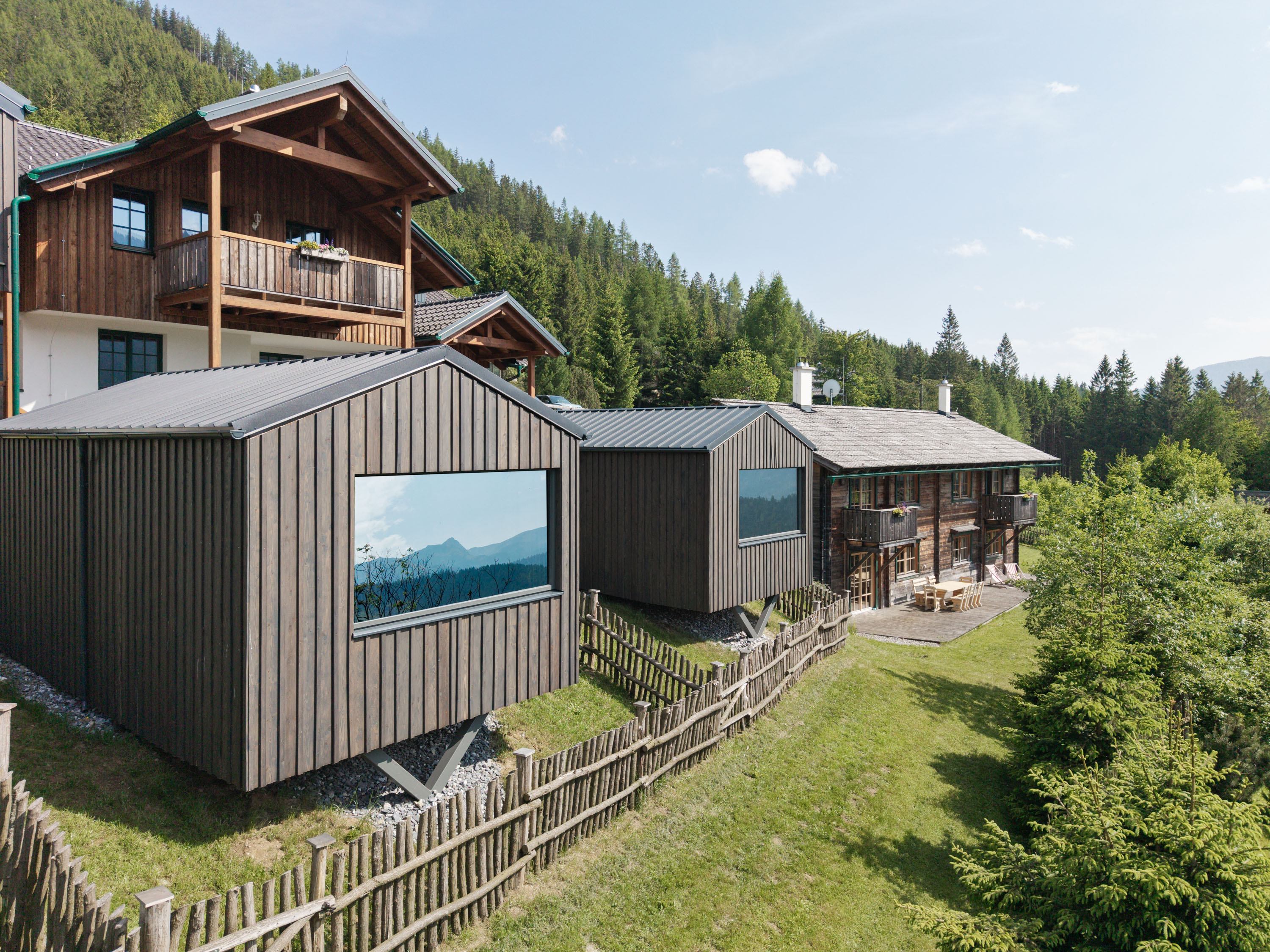 Hundehotel - Umgebungsschwerpunkt: am Land - Außenansicht Sloho mit Saunahäuschen - Sloho Bergurlaub