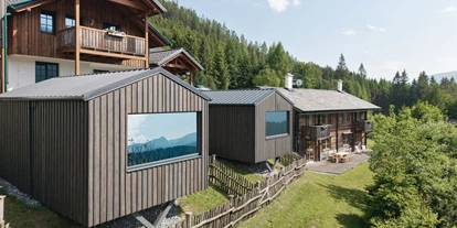 Hundehotel - Tauplitz - Außenansicht Sloho mit Saunahäuschen - Sloho Bergurlaub