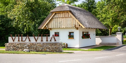 Hundehotel - Pools: Schwimmteich - Einfahrt - VILA VITA Pannonia