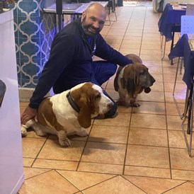 Urlaub-mit-Hund: Marco  mit den Bassethounds Zoe und Poldo - Hotel San Desiderio - Rapallo - Italien