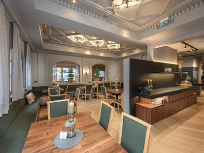 Hundehotel - WLAN - Berchtesgaden - Entspannte Wohlfühlatmosphäre im Restaurant - Ihr Vierbeiner darf beim Essen mit! - Boutique Hundehotel Bergzeit