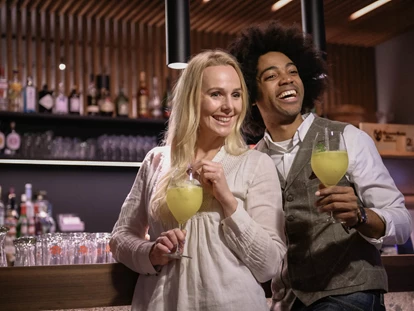 Hundehotel - WLAN - Berchtesgaden - Genießen Sie nach dem Essen einen gepflegten Drink an unserer Hotelbar! - Boutique Hundehotel Bergzeit