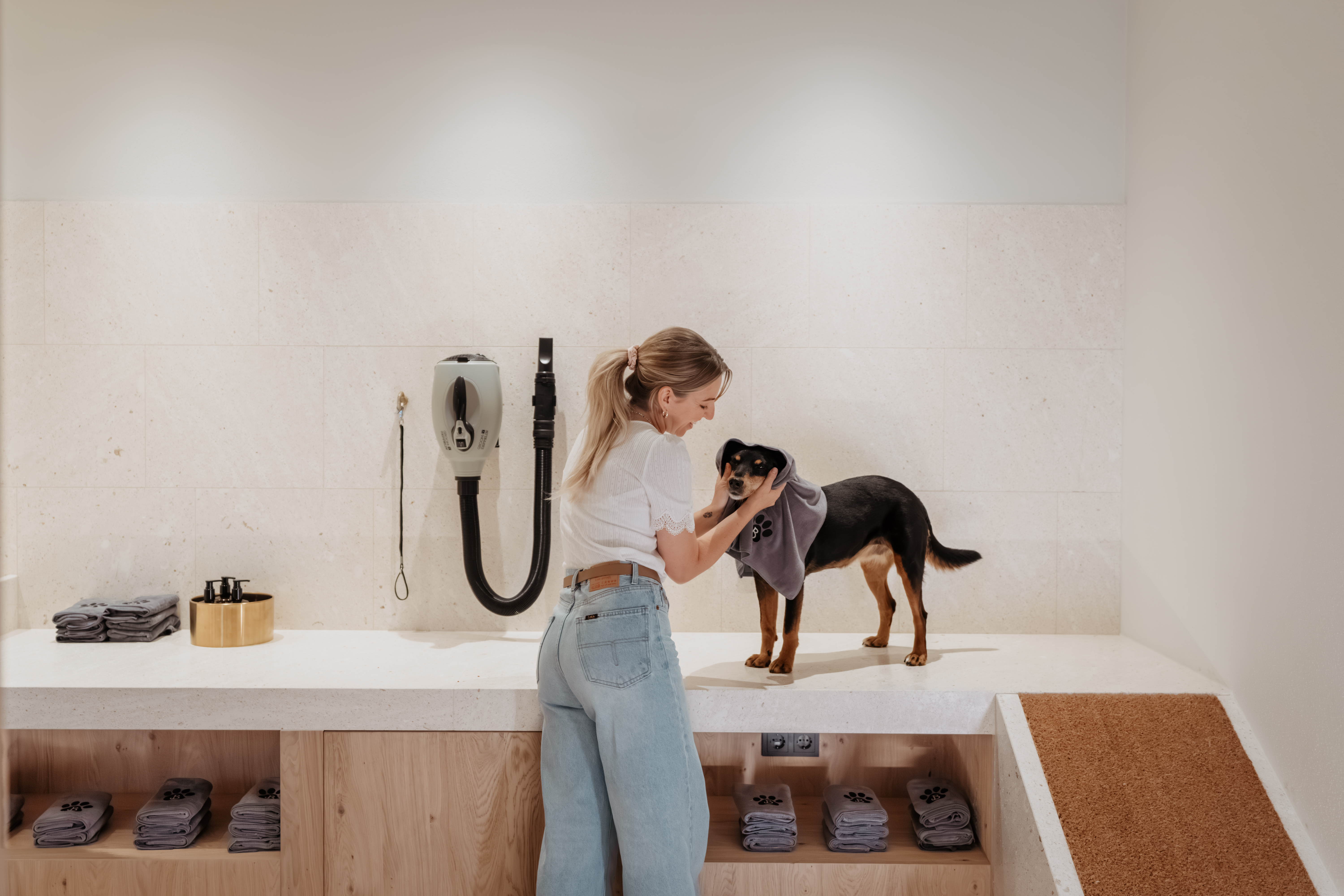 Urlaub-mit-Hund: Fallness - Boutique Hundehotel Bergzeit - Urlaub mit Hund, Wasser | Wellness