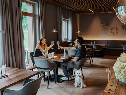 Hundehotel - WLAN - Berchtesgaden - Hunde sind auch im Restaurant herzlich Willkommen  - Boutique Hundehotel Bergzeit
