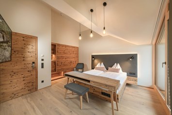 Urlaub-mit-Hund: Die neu gestalteten großzügigen Zimmer bieten moderne Gemütlichkeit und schöne Ausblicke in die umliegende Bergwelt! - Hotel Bergzeit