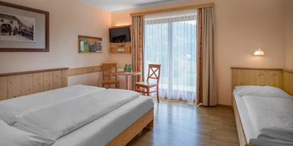 Hundehotel - Trink-/Fressnapf: an der Rezeption - Bad Gastein - Zimmerkategorie FF3+ mit Terrasse - JUFA Hotel Gitschtal***
