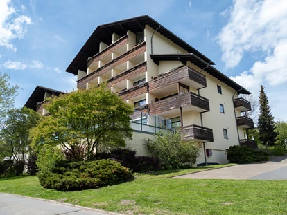 Hundehotel - Preisniveau: moderat - Bad Gandersheim - Außenfassade des Hotels mit Grünfläche - Der WOLFSHOF