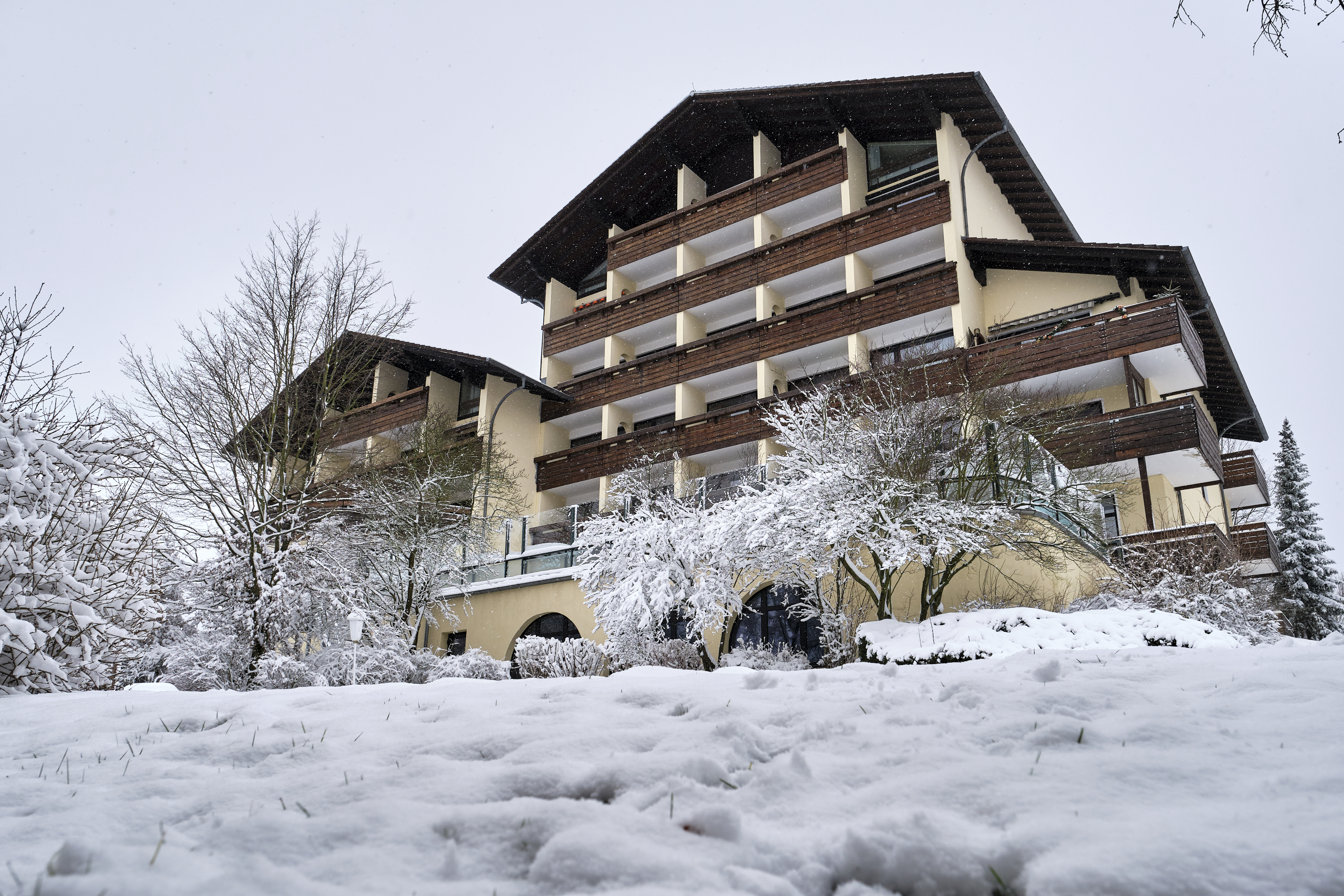 Urlaub-mit-Hund: Außenfassade des Hotels im Winter mit Schnee - Der WOLFSHOF