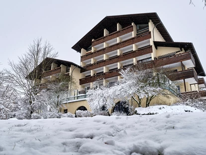 Hundehotel - Preisniveau: moderat - Bad Gandersheim - Außenfassade des Hotels im Winter mit Schnee - Der WOLFSHOF