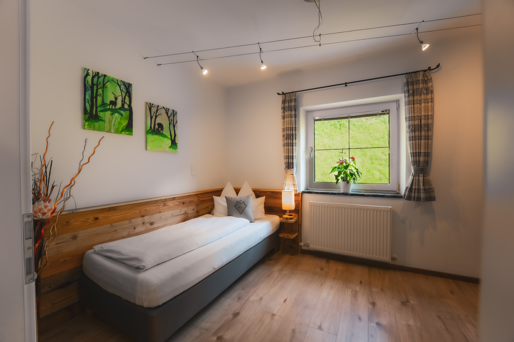 Hundehotel - Koppl (Koppl) - Einzelzimmer "Waldblick" - Haus Biechl mit Blick auf die Burg Hohenwerfen