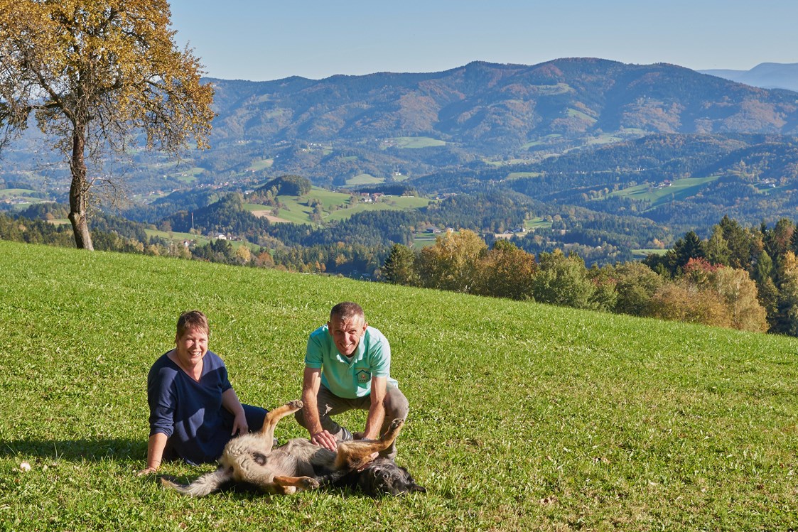 Urlaub-mit-Hund: Das sind wir, Ihre Gastgeber Gitta, Jörg und Anton Kirsten - Ferienhaus und Hundeschwimmbad Eckhansl im Schilcherland