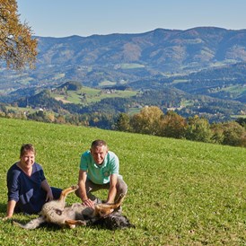 Urlaub-mit-Hund: Das sind wir, Ihre Gastgeber Gitta, Jörg und Anton Kirsten - Ferienhaus und Hundeschwimmbad Eckhansl im Schilcherland
