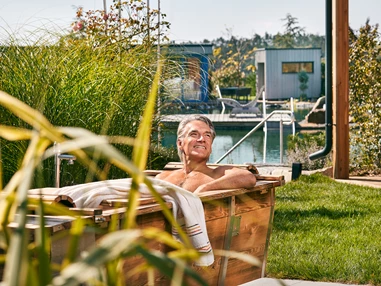 Ferienhaus mit Hund: Feuwerwasserwanne - Kittenberger Chalets am Gartensee