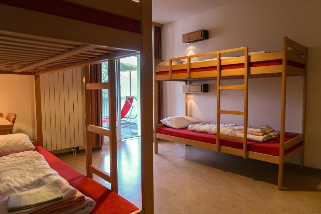 YOUTHPALACE DAVOS Zimmerkategorien Vierbettzimmer mit Balkon