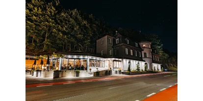 Hundehotel - Ladestation Elektroauto - Sauerland - Hotelansicht bei Nacht - Schlosshotel Brilon-Wald