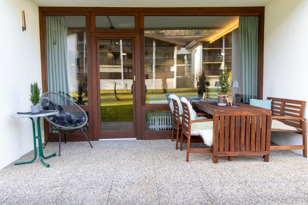 Hundehotel - Sitzplatz im Garten - Terrasse mit Gartenzugang - Ferienwohnung Mitterer Schlosspark Grubhof