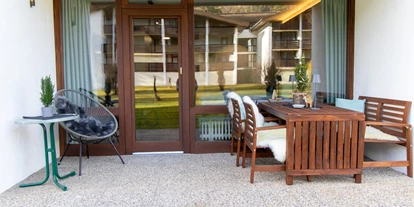Hundehotel - Grundstück eingezäunt - Koppl (Koppl) - Terrasse mit Gartenzugang - Ferienwohnung Mitterer Schlosspark Grubhof