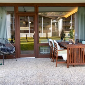 Ferienhaus mit Hund: Terrasse mit Gartenzugang - Ferienwohnung Mitterer Schlosspark Grubhof