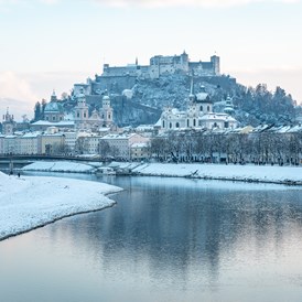 Urlaub-mit-Hund: Stadt Salzburg - Blick auf die Festung Hohensalzburg - Arabella Jagdhof Resort am Fuschlsee