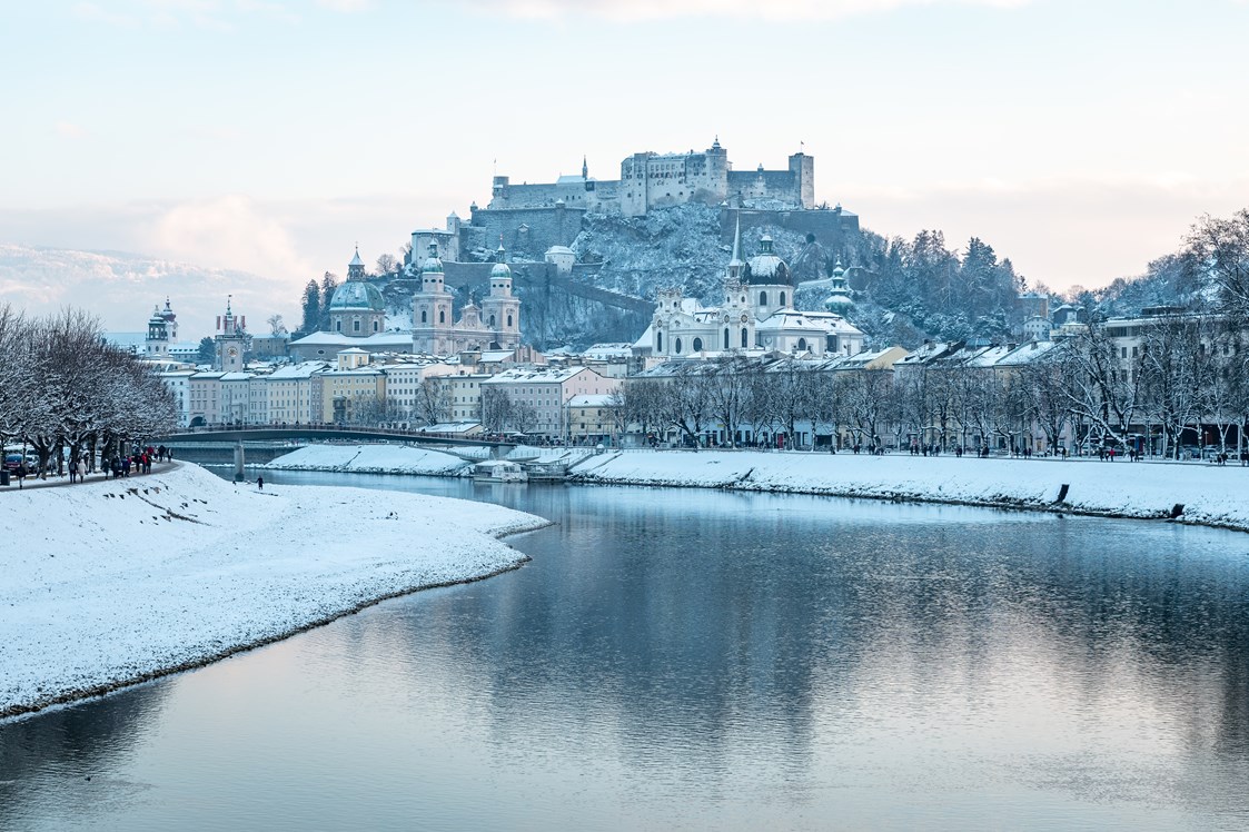 Urlaub-mit-Hund: Stadt Salzburg - Blick auf die Festung Hohensalzburg - Arabella Jagdhof Resort am Fuschlsee