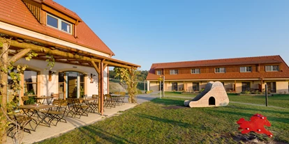Hundehotel - Trink-/Fressnapf: vor dem Haus - Stegersbach - JUFA Hotel Neutal – Landerlebnis***/****