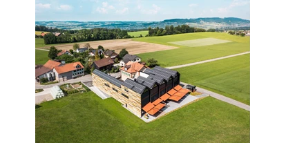 Hundehotel - PLZ 8514 (Schweiz) - Luftansicht Macardo Swiss Distillery mit Premium B&B - Macardo Premium B&B