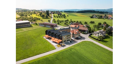 Hundehotel - PLZ 8514 (Schweiz) - Luftansicht Macardo Swiss Distillery mit Premium B&B - Macardo Premium B&B