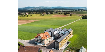 Hundehotel - PLZ 8514 (Schweiz) - Luftansicht Macardo Swiss Distillery mit Premium B&B - Macardo Premium B&B