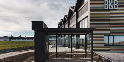 Hundehotel - PLZ 8514 (Schweiz) - Busstation direkt vor dem Haus  - Macardo Premium B&B