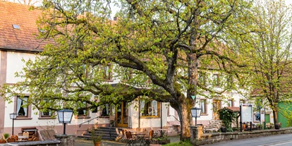 Hundehotel - Trink-/Fressnapf: vor dem Haus - Ottweiler - Unser Landgasthaus mit historischem Mühlenhof unter der alten Kastanie - Landhaus Wern's Mühle