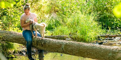 Hundehotel - Klassifizierung: 2 Sterne - Hundetrainerin Anna Keller von der Hundeschule AmiCanis und Hündin Greta freuen sich auf Ihren Besuch - Landhaus Wern's Mühle 