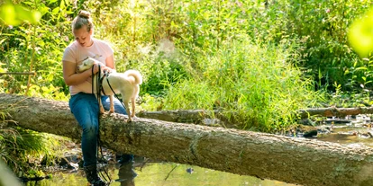 Hundehotel - Trink-/Fressnapf: vor dem Haus - Ottweiler - Hundetrainerin Anna Keller von der Hundeschule AmiCanis und Hündin Greta freuen sich auf Ihren Besuch - Landhaus Wern's Mühle